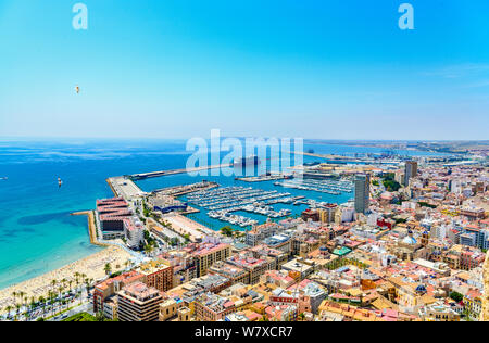Blick auf den Hafen Marina in Alicante mit Kreuzfahrtschiff, Boote und Yachten aus der Burg Santa Barbara. Spanien. Stockfoto