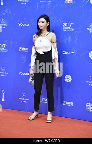 Chinesische Modell Xi Mengyao, besser als Ming Xi bekannt, kommt auf den roten Teppich für die Eröffnungszeremonie der 7. Beijing International Film Festival ich Stockfoto