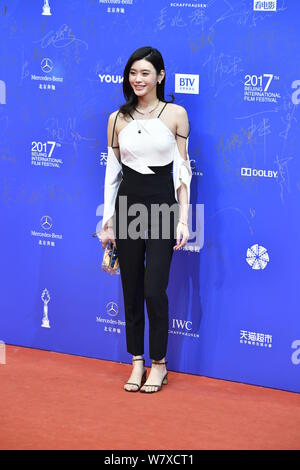 Chinesische Modell Xi Mengyao, besser als Ming Xi bekannt, kommt auf den roten Teppich für die Eröffnungszeremonie der 7. Beijing International Film Festival ich Stockfoto