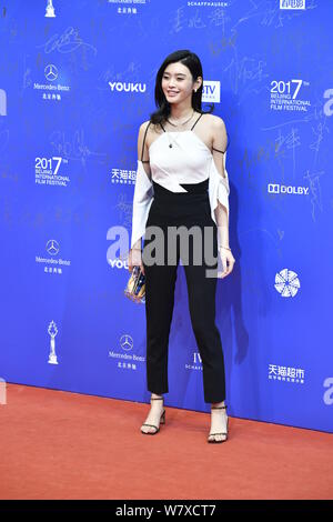 Chinesische Modell Xi Mengyao, besser als Ming Xi bekannt, kommt auf den roten Teppich für die Eröffnungszeremonie der 7. Beijing International Film Festival ich Stockfoto