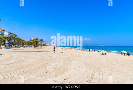 Blick auf den Strand Playa de San Juan mit blauem Himmel, Wolken, Berge von Alicante. Spanien. Stockfoto