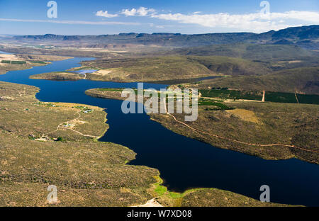 Luftaufnahme des Olifants River und der intensiven Landwirtschaft entlang, eine Bedrohung für die endemischen Fischarten finden Sie hier. Citrusdal und Clanwilliam, Western Cape, Südafrika. Dezember 2013. Stockfoto