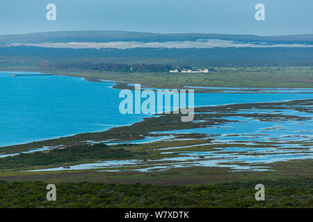 Lagune mit Geelbek Restaurant im Hintergrund, West Coast National Park, in der Provinz Western Cape, Südafrika, September 2012. Stockfoto