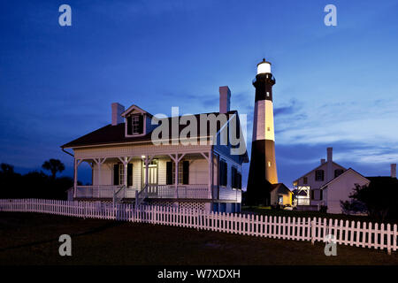 Tybee Island Light Station und das Museum in der Dämmerung auf Tybee Island, Georgia, USA. Stockfoto