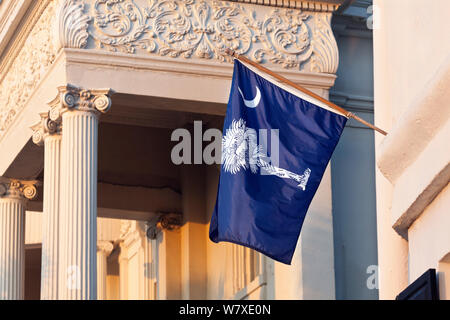 Staat Flagge von South Carolina wird auf dem Haus entlang der Osten Batterie Straße in Charleston, South Carolina, USA. Stockfoto