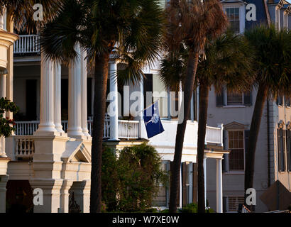 Staat Flagge von South Carolina wird auf dem Haus entlang der Osten Batterie Straße in Charleston, South Carolina, USA. Stockfoto