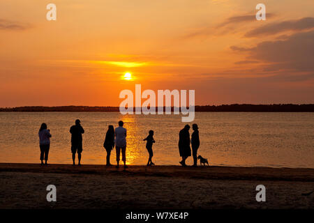 Die Menschen den Sonnenuntergang am Strand am südlichen Ende der Edisto Island, South Carolina, USA. Stockfoto