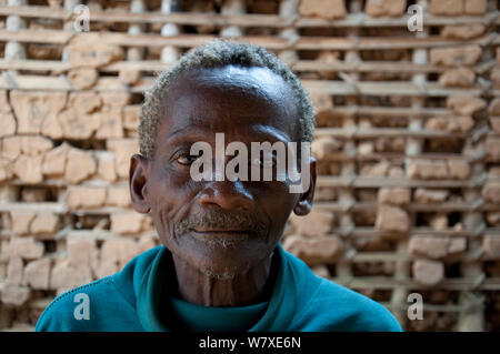 Porträt der Mbuti Pygmy Mann, Ituri Wald, Demokratische Republik Kongo, Afrika, November 2011. Stockfoto