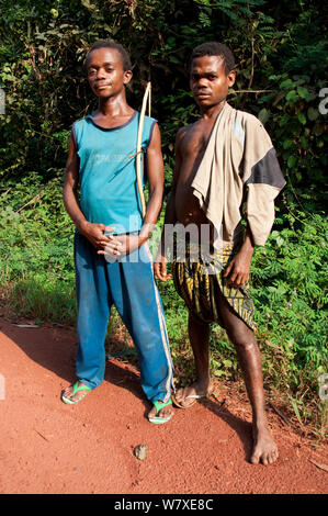 Porträt von zwei mbuti Pygmy Männer, Demokratische Republik Kongo, Afrika, Dezember 2012. Stockfoto