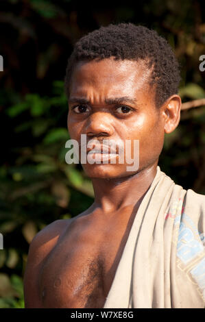 Porträt der Mbuti Pygmy Mann, Ituri Rainforest, Demokratische Republik Kongo, Dezember 2012. Stockfoto