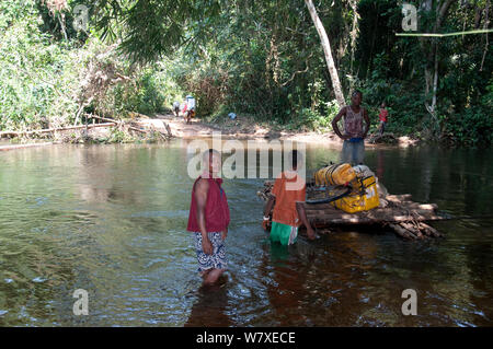 Mongo Torhüter ziehen ein Floß über den Fluss, Demokratische Republik Kongo, Afrika, November 2011. Stockfoto