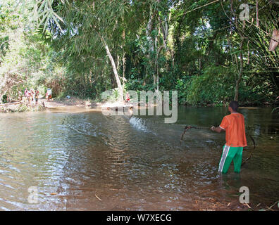 Mongo Torhüter ziehen ein Floß über den Fluss, Demokratische Republik Kongo, Afrika, November 2011. Stockfoto