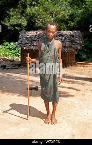 Porträt der Mbuti Pygmy Mann mit Personal, Ituri Rainforest, Demokratische Republik Kongo, Afrika. November 2011. Stockfoto