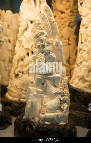 Geschnitztes Elfenbein Stoßzähne, für den Verkauf im Shop auf der Nathan Road, Kowloon, Hong Kong, Dezember 2012. Stockfoto