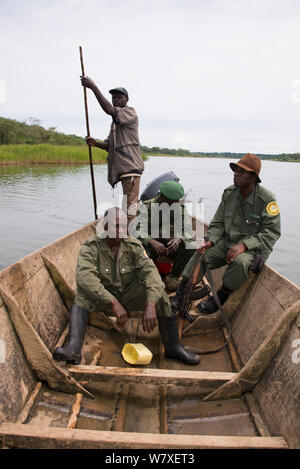 Park Rangers in Holz- Motorboot, Ishango, Virunga Nationalpark, UNESCO World Heritage Park, Demokratische Republik Kongo, Januar 2012. Stockfoto