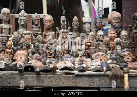 Statuen für den Verkauf zu stimmen mit de la Volier (Markt der Diebe), Kinshasa, Demokratische Republik Kongo. Mai 2012. Stockfoto