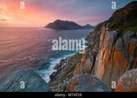 Sonnenuntergang entlang der Chapmans Peak Pass. Kapstadt, Südafrika. August 2011. Stockfoto