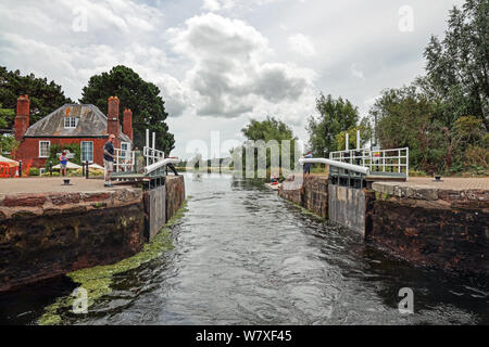 Nicht mechanische Verriegelung Gate können Sie über Person Power auf der Exeter Canal, Europas älteste Ship Canal. Stuart Linien Kreuzfahrten. Durch die doppelte Verriegelung Pub. Stockfoto