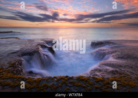Sonnenaufgang über dem Meer Felsen. Arniston/Nysna, Western Cape, Südafrika. April 2010. Nicht-ex. Stockfoto