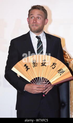 Englisch Schauspieler Charlie Hunnam besucht eine Pressekonferenz für seinen Film "King Arthur: Legende von dem Schwert" in Peking, China, 21. April 2017. Stockfoto