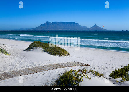 Boardwalk, die auf einem weißen Strand mit dem Tafelberg im Hintergrund. Bloubergstrand, Kapstadt, Südafrika. November 2011. Nicht-ex. Stockfoto