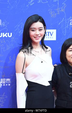 Chinesische Modell Xi Mengyao, besser als Ming Xi bekannt, kommt auf den roten Teppich für die Eröffnungszeremonie der 7. Beijing International Film Festival ich Stockfoto