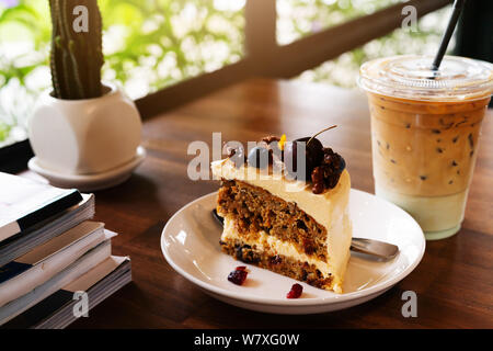 Stück Karotte Obst Kuchen und Eis Kaffee auf Kaffee Cafe, Nahaufnahme, Seite, Ansicht Stockfoto