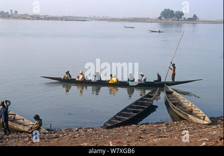 Passagiere an Bord Pirogue am Fluss Niger. Mopti, Mali, 2005-2006. Stockfoto