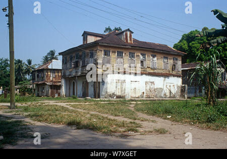 Häuser aus der Kolonialzeit auf sherbro Insel, Sierra Leone, 2004-2005. Stockfoto