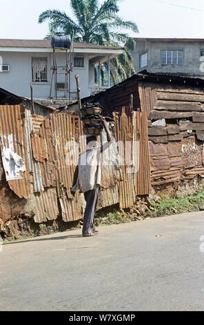 Holzkohle Anbieter auf der Straße, Freetown, Sierra Leone, 2004-2005. Stockfoto