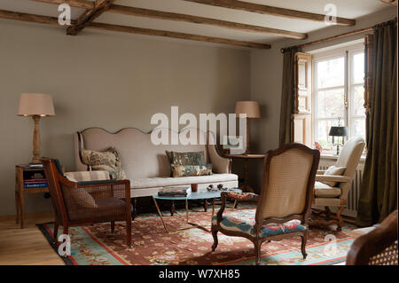 Sofa im Landhausstil Wohnzimmer Stockfoto
