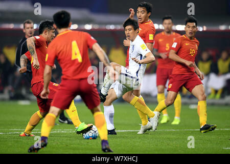 Spieler der chinesischen nationalen Männer Fußball Team challenge Kim Jin-su von Südkorea Nationalmannschaft in ihrer Gruppe eine Runde 6 Spiel während der F Stockfoto