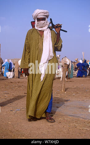 Portrait von Tuareg kamel Trader in traditioneller Kleidung, Agadez, Niger, 2004. Stockfoto