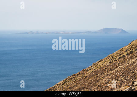 Los Lobos Insel von der Montana Roja auf Lanzarote - Kanarische Inseln Stockfoto