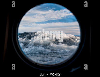Wellen durch Bullauge gesehen, Baikalsee, Pribaikalsky Nationalpark, Sibirien, Russland, September 2013. Stockfoto