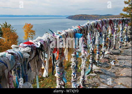 Gebetsfahnen/Schals am Ufer des Baikalsees, Pribaikalsky Nationalpark, Sibirien, Russland, September 2013. Stockfoto