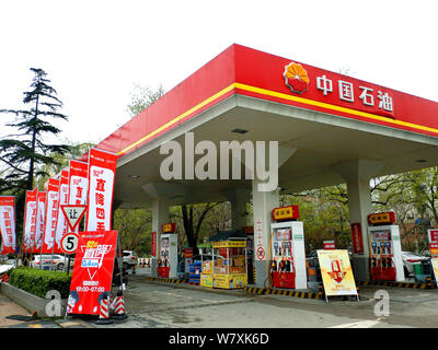 ---- Blick auf eine Tankstelle von PetroChina, eine Tochtergesellschaft der CNPC (China National Petroleum Corporation), in Nanjing City, im Nordosten Chinas Jiangsu p Stockfoto