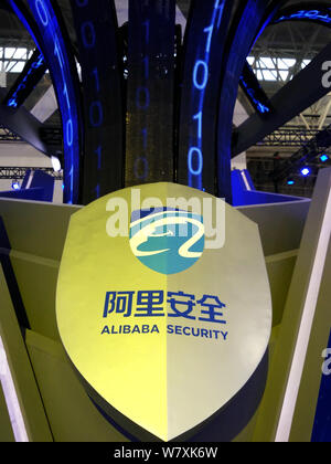 ---- Blick auf ein Logo von Alibaba Sicherheit der Chinesischen e-commerce Riese Alibaba.com während einer Ausstellung in Wuhan City, der Provinz Hubei in Zentralchina, Stockfoto