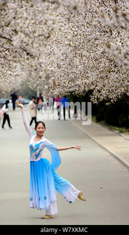 Ein Student von der Abteilung Tanz der Shandong Normal University in der chinesischen Tracht gekleidet posiert im Ji'nan City, East China Shandon Stockfoto