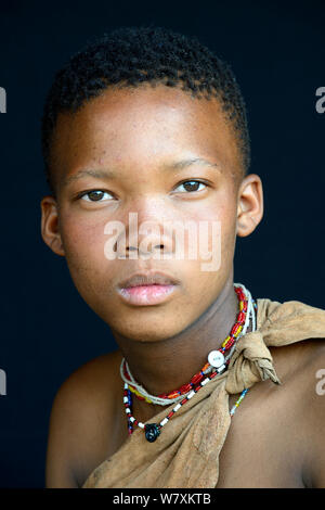 Porträt der jungen Naro San Frau, Kalahari, Ghanzi region, Botswana, Afrika. Oktober 2014. Stockfoto