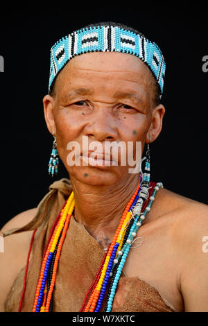Portrait von naro San Frau in traditioneller Kleidung und Stirnband, Kalahari, Ghanzi region, Botswana, Afrika. Oktober 2014. Stockfoto