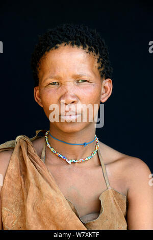 Portrait von naro San Frau in traditioneller Kleidung, Kalahari, Ghanzi region, Botswana, Afrika. Oktober 2014. Stockfoto