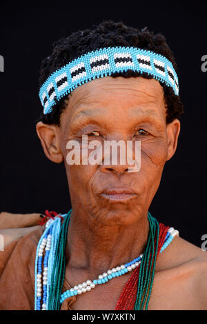 Portrait von naro San Frau in traditioneller Kleidung und Stirnband, Kalahari, Ghanzi region, Botswana, Afrika. Oktober 2014. Stockfoto