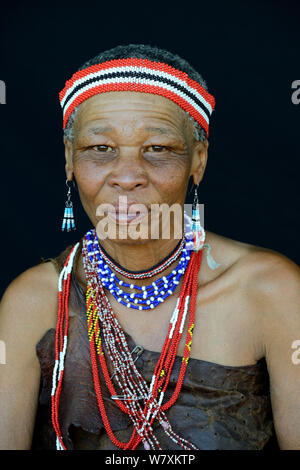 Portrait von naro San Frau in traditioneller Kleidung und Stirnband, Kalahari, Ghanzi region, Botswana, Afrika. Oktober 2014. Stockfoto
