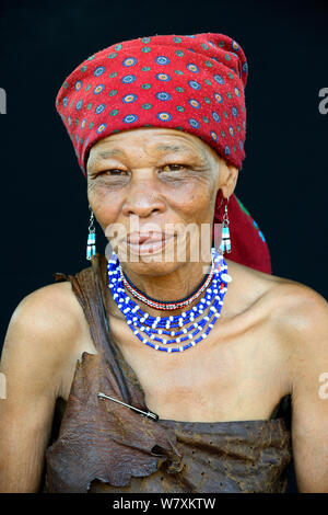 Porträt von Naro San Frau tragen traditionelle Kleidung und Kopfbedeckung, Kalahari, Ghanzi Region, Botswana, Afrika. Oktober 2014. Stockfoto