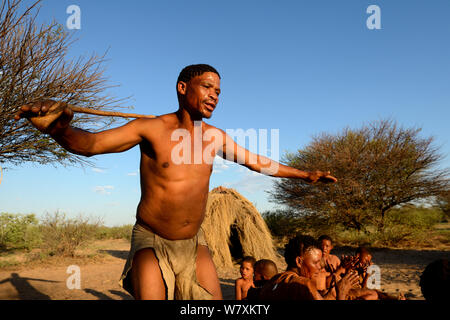 Naro San Buschmänner mit Familie Durchführung traditioneller Tanz, Kalahari, Ghanzi region, Botswana, Afrika. Trockene Jahreszeit, Oktober 2014. Stockfoto