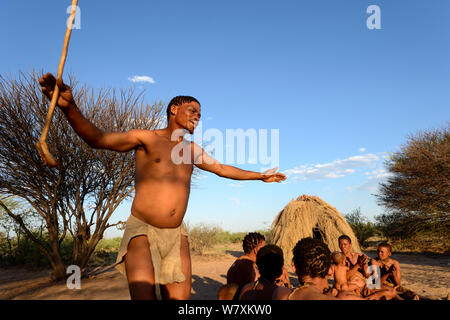 Naro San Buschmänner mit Familie Durchführung traditioneller Tanz, Kalahari, Ghanzi region, Botswana, Afrika. Trockene Jahreszeit, Oktober 2014. Stockfoto