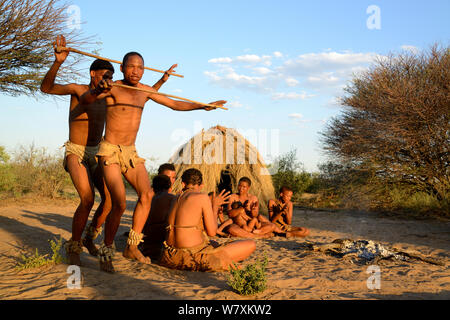 Naro San Buschmännern mit Familie Durchführung traditioneller Tanz, Kalahari, Ghanzi region, Botswana, Afrika. Trockene Jahreszeit, Oktober 2014. Stockfoto