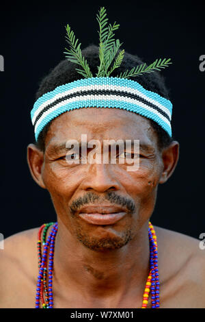 Portrait von naro San Buschmänner, die traditionelle Stirnband, Kalahari, Ghanzi region Botswana, Afrika. Oktober 2014. Stockfoto
