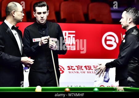 Mark Selby von England Kreiden seine Cue als hält er einen Schuß zu Alfie Belastung von England in der ersten Runde während der World Snooker China 2017 Stockfoto